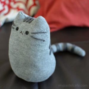 Đồ handmade tặng bạn gái: Gối ôm may thủ công